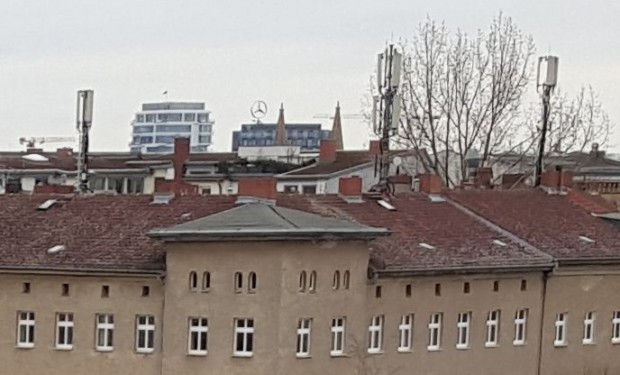 ... Galaxy S6 Edge, weshalb der Bildeindruck hier - bei starker Vergr&ouml;&szlig;erung - feiner ist. (Bild: Tobias K&ouml;ltzsch/Golem.de)